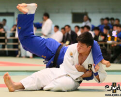 2回戦、日本体育大の大将長井晃志が大阪体育大・砂田将吾から袖釣込腰「一本」