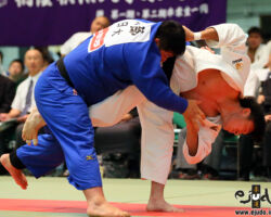 3回戦、日本体育大の中堅古賀颯人は自信満々、体重差をものともせず日本大・東部直希を攻めこむ