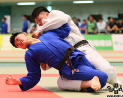 3回戦、三将戦で日本体育大の松井海斗が日本大・青柳大虎の片襟背負投を待ち構え、谷落「技有」