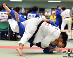2回戦、明治大は中堅神垣和他が鹿屋体育大・田上英也から大内刈「一本」。ここで先制点を得る。