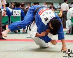 1回戦、国士舘大の先鋒仲佐怜優が甲南大・戸田将太から一本背負投「技有」