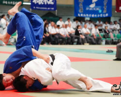 1回戦、国士舘大の先鋒仲佐怜優が甲南大・戸田将太から一本背負投「一本」