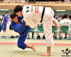 3回戦、国士舘大の副将飯田健太郎が慶應義塾大・澁沢純から大内刈でまず「技有」