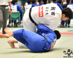 3回戦、国士舘大の副将飯田健太郎が慶應義塾大・澁沢純から体落で2つ目の「技有」