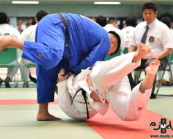 3回戦、慶應義塾大の大将蓜島剛が国士舘大・竹村昂大から内股「一本」。