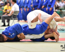 3回戦、ポイントゲッター対決の中堅戦は早稲田大・空辰乃輔が中央大の後藤昌毅から腕挫十字固「一本」