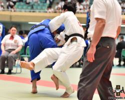 3回戦、早稲田大の三将高波勁佑が中央大・和泉川武蔵から大外刈「一本」。内容差で早稲田大が勝ち越す。