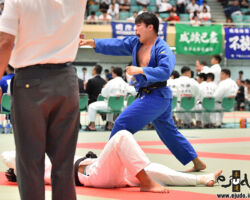 3回戦、早稲田大の三将高波勁佑が中央大・和泉川武蔵から大外刈「一本」。内容差で早稲田大が勝ち越す。