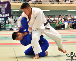 3回戦、内容差リードの早稲田大の大将・佐藤竜が中央大の黒田悠正を相手に必死の粘り、引き分けをもぎとる。