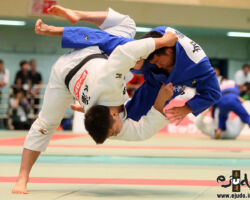 準々決勝、東海大の中堅後藤龍真が山梨学院大・加藤慎之助を内股で大きく崩す。