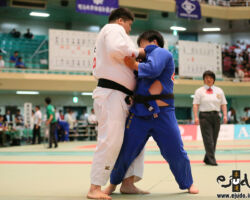 準々決勝、東海大の副将清水拓実が山梨学院大・新垣翔二郎に間合いを寄せ続ける。