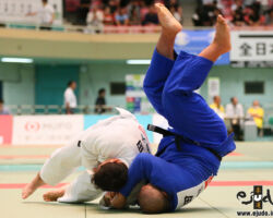 準々決勝、大将戦のエース対決。東海大・太田彪雅が山梨学院大の西田将樹から左袖釣込腰「一本」