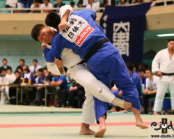 準々決勝、1点を追う天理大は五将中野寛太が日本体育大・松井海斗からまず大内返「技有」