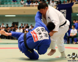準々決勝、天理大の五将中野寛太が日本体育大・松井海斗から支釣込足「一本」