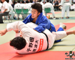準々決勝、明治大の先鋒増山香補が筑波大・千野根有我から大内刈「技有」