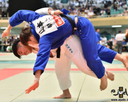 準々決勝、筑波大の三将田嶋剛希が豪快な釣腰「一本」で明治大・山本康生を下す。
