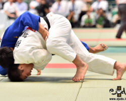 準々決勝、筑波大の大将横内晋介が明治大・飯島敦也から背負投で2つ目の「技有」