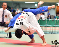 準々決勝、国士舘大の中堅飯田健太郎が早稲田大・瀬川勇気から内股でまず「技有」