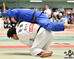 準々決勝、国士舘大の中堅飯田健太郎が早稲田大・瀬川勇気から背負投で2つ目の「技有」
