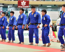 準決勝に臨む日本体育大メンバー。ここまで後半の勝ち越し劇を支えた原田健士と大吉賢をこの試合も後衛にまとめた。