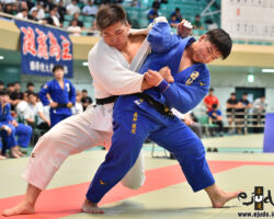 準決勝、日本体育大の長井晃志は東海大の後藤龍真に対しまず肘を突っ込んで間を詰め、肘抜きの背負投を狙う。