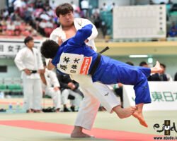準決勝、次鋒戦で東海大・星野太駆が鮮やかな出足払。日本体育大の塚本綾から「一本」