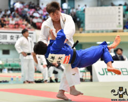準決勝、次鋒戦で東海大・星野太駆が鮮やかな出足払。日本体育大の塚本綾から「一本」