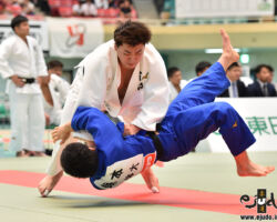 準決勝、次鋒戦で東海大・星野太駆が鮮やかな出足払。日本体育大の塚本綾から「一本」