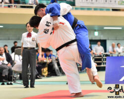 準決勝。東海大の五将松村颯祐が日本体育大・松井海斗を相手に「やぐら投げ」から内股に繋いで一本勝ち。