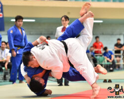 準決勝。東海大の五将松村颯祐が日本体育大・松井海斗を相手に「やぐら投げ」から内股に繋いで一本勝ち。