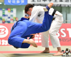 準決勝。東海大の中堅村尾三四郎が左体落、日本体育大・オドバートルハンガル大きく崩れて「技有」