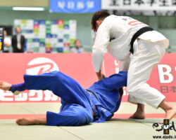 準決勝。東海大の中堅村尾三四郎が左体落、日本体育大・オドバートルハンガル大きく崩れて「技有」