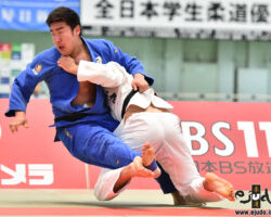 準決勝、東海大の中堅村尾三四郎が日本体育大・オドバートルハンガルから大内刈で2つ目の「技有」