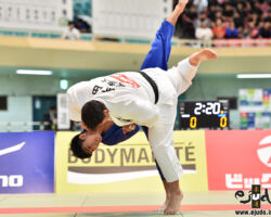 準決勝、東海大の大将太田彪雅が鮮やかなフィニッシュ、日本体育大の大吉賢から右内股「一本」