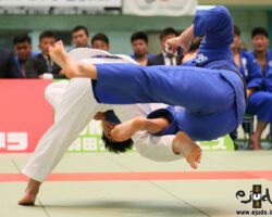 準決勝、0-0で迎えた大将戦で筑波大の田嶋剛希が国士舘大・飯田健太郎から右大外刈「一本」