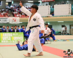 準決勝、0-0で迎えた大将戦で筑波大の田嶋剛希が国士舘大・飯田健太郎から右大外刈「一本」