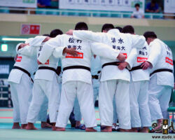 4連覇は目前。決勝を前に円陣を組んで士気を高める東海大
