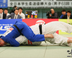 田嶋はそのまま縦四方固に抑え込んで一本勝ち。