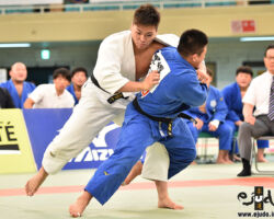 決勝、「技有」ビハインドを負った筑波大の大将関根聖隆が猛追。「指導2」まで奪う。