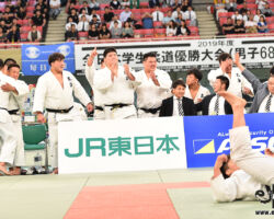 4連覇決定、喜びの東海大ベンチ。上水研一朗監督は手を挙げて選手を制す。