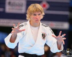 <strong>ザブリナ・フィルツモザー(オーストリア)<br>
FILZMOSER Sabrina</strong><br>
41歳 1980/6/12<br>
WR:31位 組み手:右組み<br>
得意技:裏投、浮落、隅落、寝技<br>
使用技:右小外掛、右大内刈、右大外刈、右内股、隅返<br>
寝技得意技術:「腕緘返し」、「加藤返し」、「ホイジンハロール」、腕挫十字固<br>
<i class="fas fa-external-link-alt"></i> <u>続きを読む</u> ザブリナ・フィルツモザー(オーストリア) FILZMOSER Sabrina