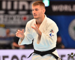 <strong>アキル・ジャコヴァ(コソボ)<br>
GJAKOVA Akil</strong><br>
階級:73kg級 WR:17位<br>
28歳 1996/1/4<br>
組み手:右組み<br>
<br>
得意技:膝車(釣り手側)、支釣込足(釣り手側)、浮技、横掛、右内股<br>
使用技:右内股巻込、右払腰、右払巻込、右大外刈、右大外落(一本大外)、右袖釣込腰、左出足払、隅返、引込返、隅落、浮落、寝技<br>
寝技得意技術:「横三角」<br>
<i class="fas fa-external-link-alt"></i> <u>続きを読む</u> アキル・ジャコヴァ(コソボ) GJAKOVA Akil