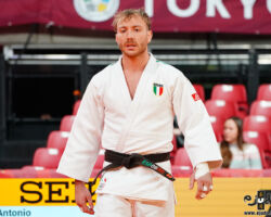 <strong>アントニオ・エスポージト(イタリア)<br>
ESPOSITO Antonio</strong><br>
階級:81kg級 WR:13位<br>
29歳 1994/11/18<br>
組み手:右組み<br>
<br>
得意技:右背負投、右一本背負投、右袖釣込腰、左袖釣込腰<br>
使用技:左背負投、右内巻込、肩車、巴投、右大内刈、右小内刈、右大外刈(一本大外)、右大外刈、引込返、裏投、寝技<br>
寝技得意技術:「国士舘返し」、「ボーアンドアローチョーク」<br>
<i class="fas fa-external-link-alt"></i> <u>続きを読む</u> アントニオ・エスポージト(イタリア) ESPOSITO Antonio