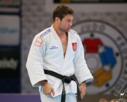 <strong>ネマニャ・マイドフ(セルビア)<br>
MAJDOV Nemanja</strong><br>
階級:90kg級 WR:2位<br>
27歳 1996/8/10<br>
組み手:右組み<br>
<br>
得意技:肩車、肩車(セルビア式)、内股すかし(セルビア式)、右背負投、右釣込腰、引込返<br>
使用技:右一本背負投、右内股、右釣腰、右大腰、右大外刈、右大内刈、左内股(やぐら投げ)、右小外掛、右小内巻込、隅落、内股すかし<br>
寝技得意技術:「ボーアンドアローチョーク」、「ローリング」<br>
<i class="fas fa-external-link-alt"></i> <u>続きを読む</u> ネマニャ・マイドフ(セルビア) MAJDOV Nemanja