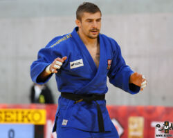 <strong>ダヴィド・クラメルト(チェコ)<br>
KLAMMERT David</strong><br>
階級:90kg級 WR:22位<br>
30歳 1994/4/9<br>
組み手:右組み<br>
<br>
得意技:右小外掛、左小外掛、右小外刈、横掛、右小内刈、膝車(引き手側)、支釣込足(引き手側)、浮落、肩車、隅落、寝技<br>
使用技:右外巻込、右大外巻込、右釣腰、右内股(やぐら投げ)、右大内刈、左小内刈、隅返、谷落、裏投、引込返、巴投<br>
寝技得意技術:袖車絞、腕挫十字固、「ボーアンドアローチョーク」、「ローリング」、「横返し」<br>
<i class="fas fa-external-link-alt"></i> <u>続きを読む</u> ダヴィド・クラメルト(チェコ) KLAMMERT David