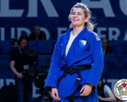 <strong>アレクサンドラ・サマルジッチ(ボスニア・ヘルツェゴビナ)<br>
SAMARDZIC Aleksandra</strong><br>
階級:70kg級 WR:34位<br>
26歳 1997/9/23<br>
組み手:右組み<br>
<br>
得意技:右外巻込、右大外巻込、右大外落(一本大外)<br>
使用技:右大外刈、右大内刈、右小内刈、右一本背負投、右背負投、右内股、右体落、隅返、隅落<br>
寝技得意技術:「ボーアンドアローチョーク」、「腰絞め」<br>
<i class="fas fa-external-link-alt"></i> <u>続きを読む</u> アレクサンドラ・サマルジッチ(ボスニア・ヘルツェゴビナ) SAMARDZIC Aleksandra